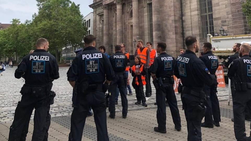 Die Versammlung am Jakobsmarkt wurde aufgelöst. Die Versammlung am Jakobsmarkt wurde aufgelöst.