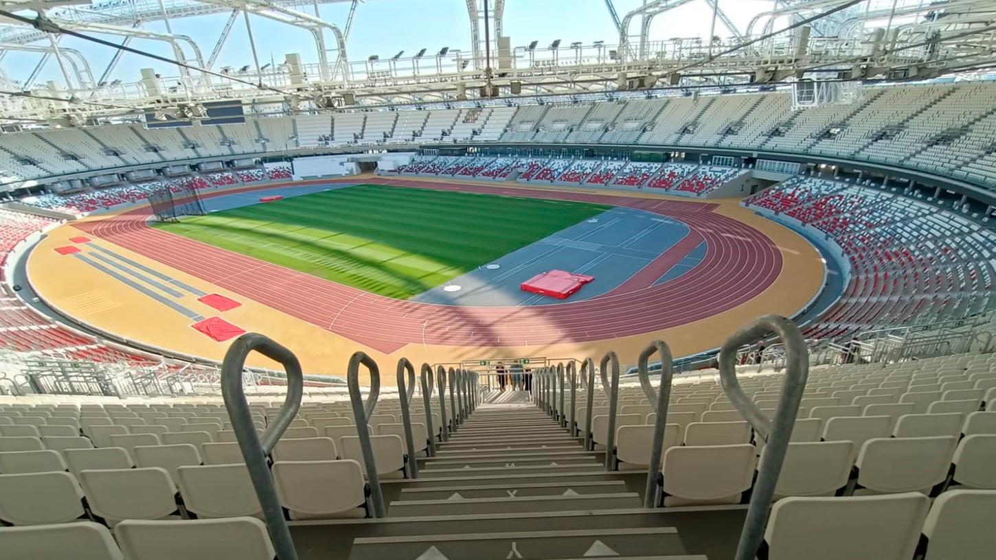 40.000 Zuschauer finden im Leichtathletik-Stadion Platz. Aber nur, weil Nüssli einen 25.000 Menschen fassenden Oberrang eingezogen hat, der später wieder verschwindet. 40.000 Zuschauer finden im Leichtathletik-Stadion Platz. Aber nur, weil Nüssli einen 25.000 Menschen fassenden Oberrang eingezogen hat, der später wieder verschwindet.