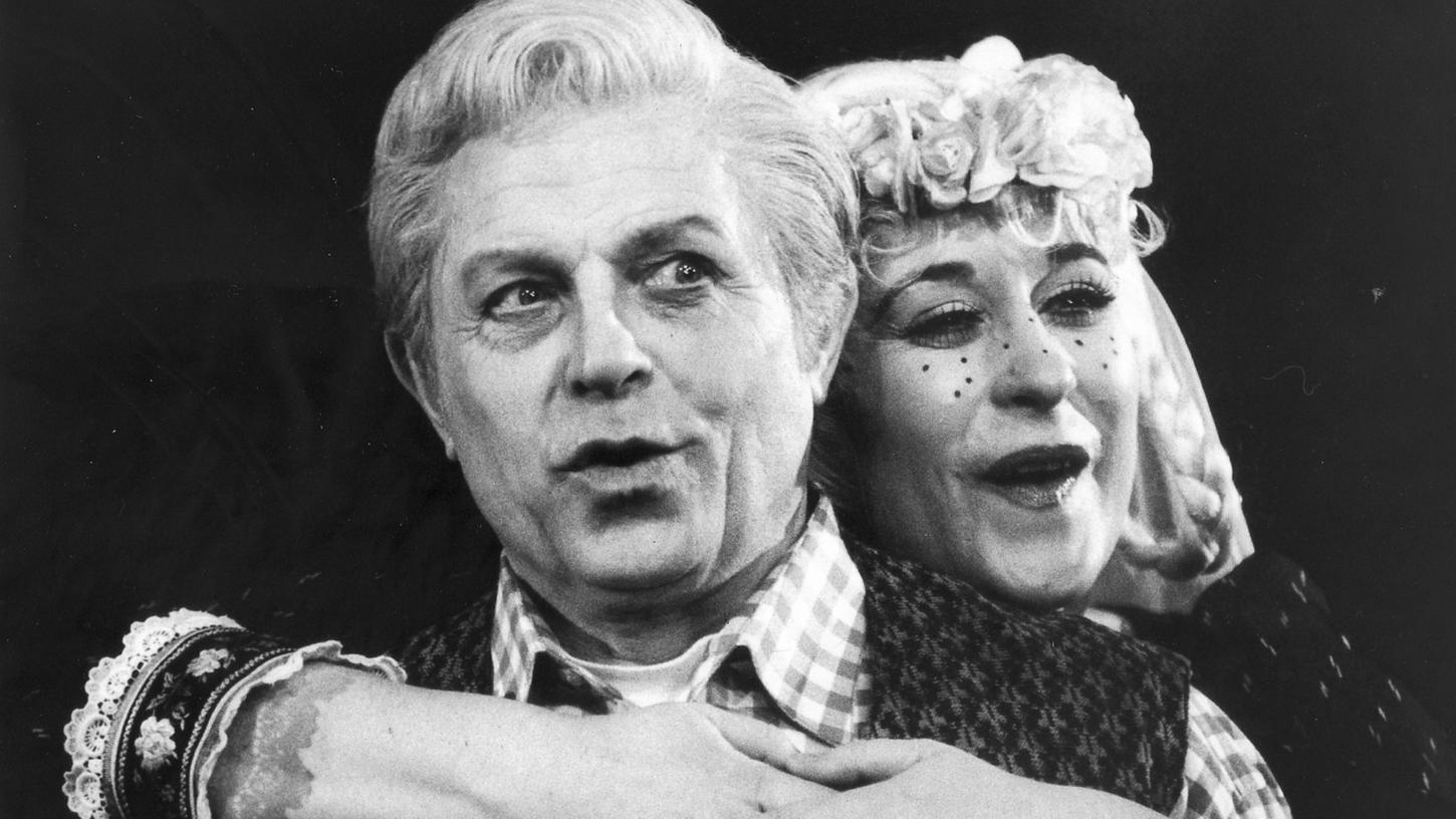 Er hatte auch die komischen Varianten der großen Heldenfiguren drauf: Karl-Heinz Thiemann als Siegfried (li.) und Carole FitzPatrick als Kriemhild in der Operette von Oscar Straus "Die lustigen Nibelungen". Regie führte Wulf Konold, Aufnahme aus dem Januar 1998.