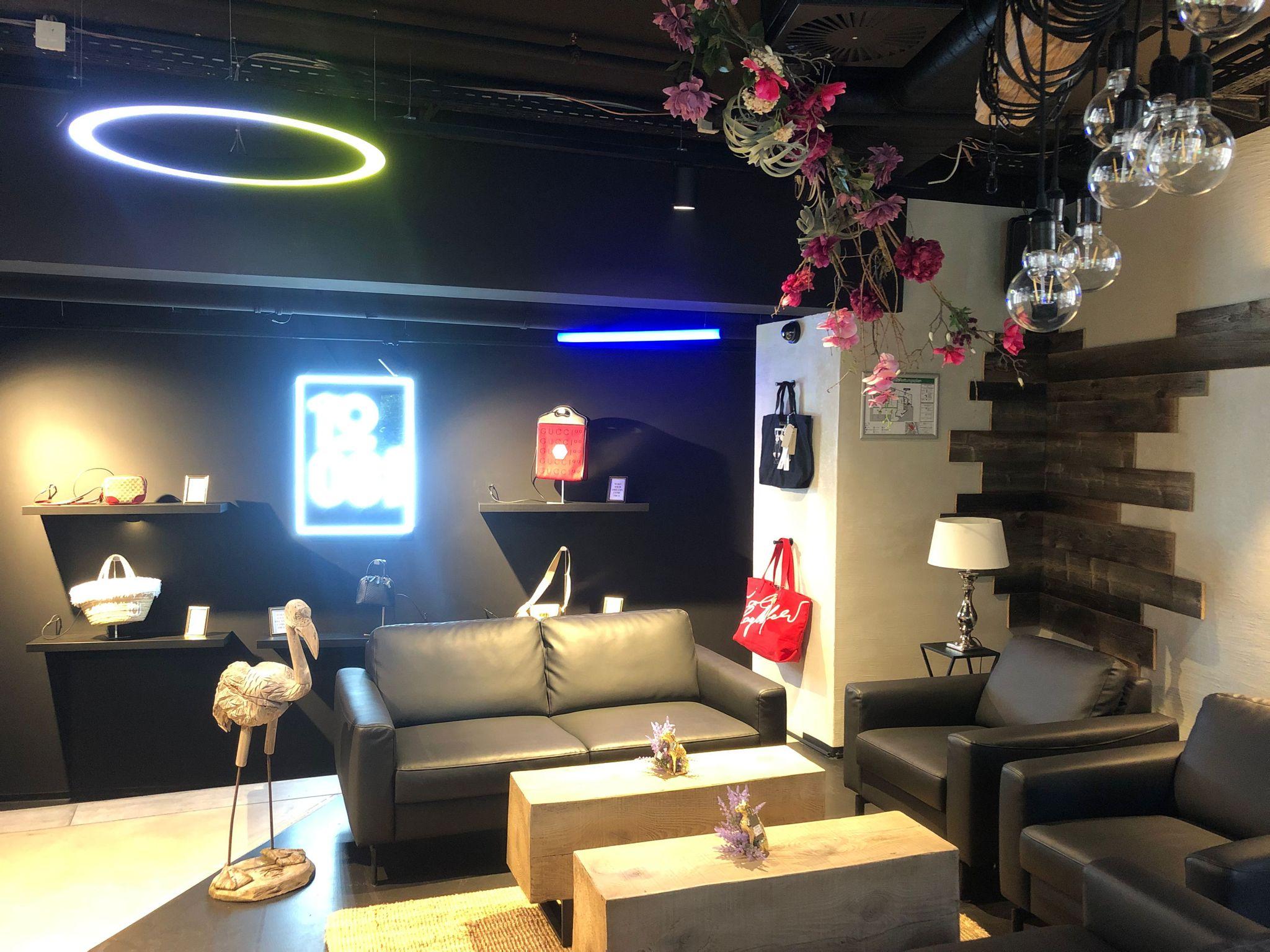 Sofas laden zum Arbeiten ein, das Lokal ist also auch eine Art Coworking-Space.