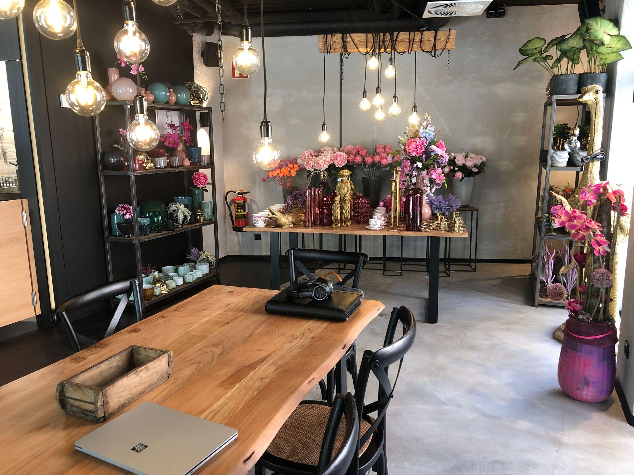 Außerdem kann man hier shoppen, im Erdgeschoss stehen etwa Kunstblumen und Dekoartikel zum Verkauf.