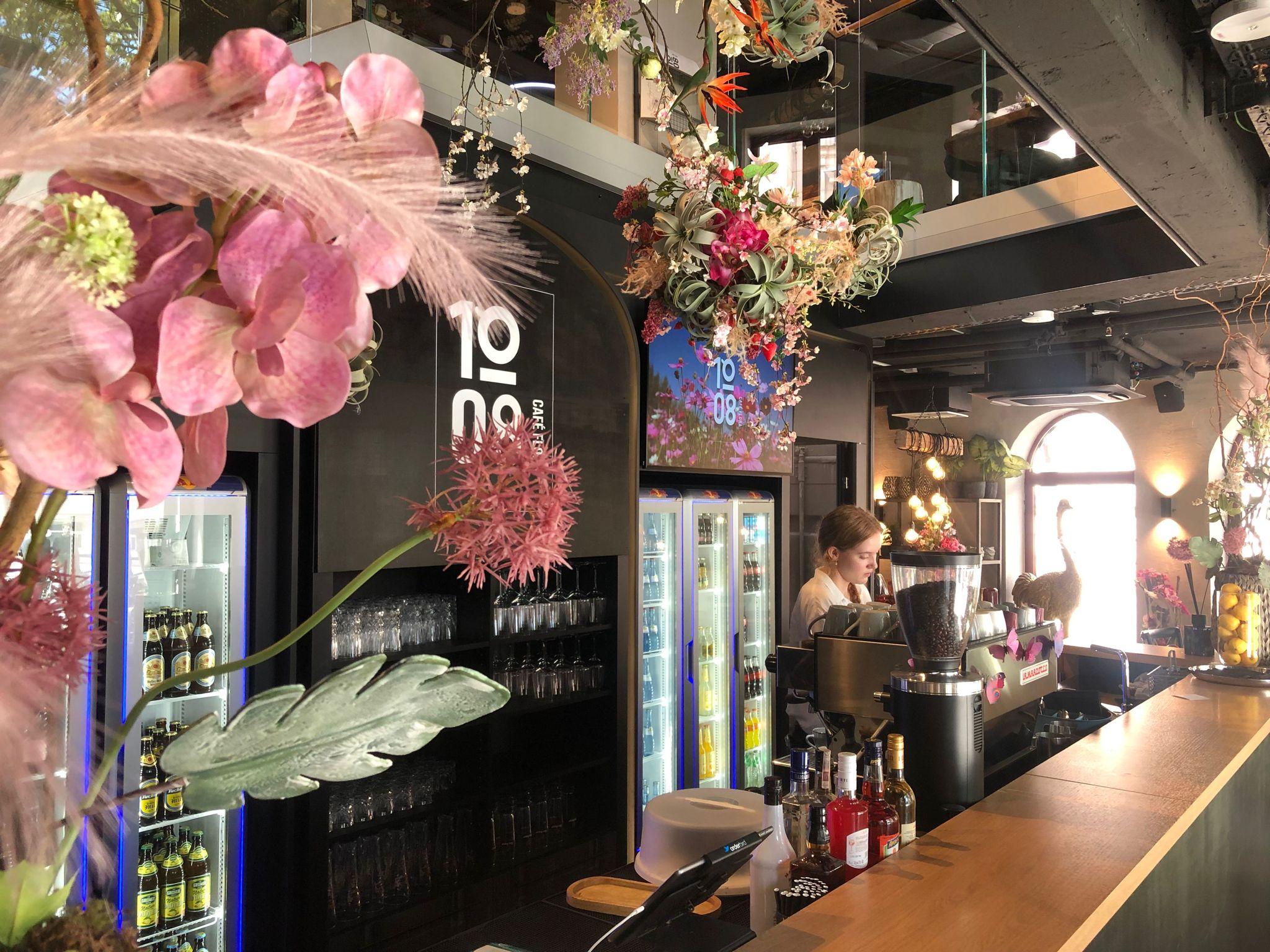 Im "108 Flora" hängen überall Kunstblumen - allerdings der Laden nicht nach der floralen Pracht benannt, sondern nach der Tochter des Mitbegründers.