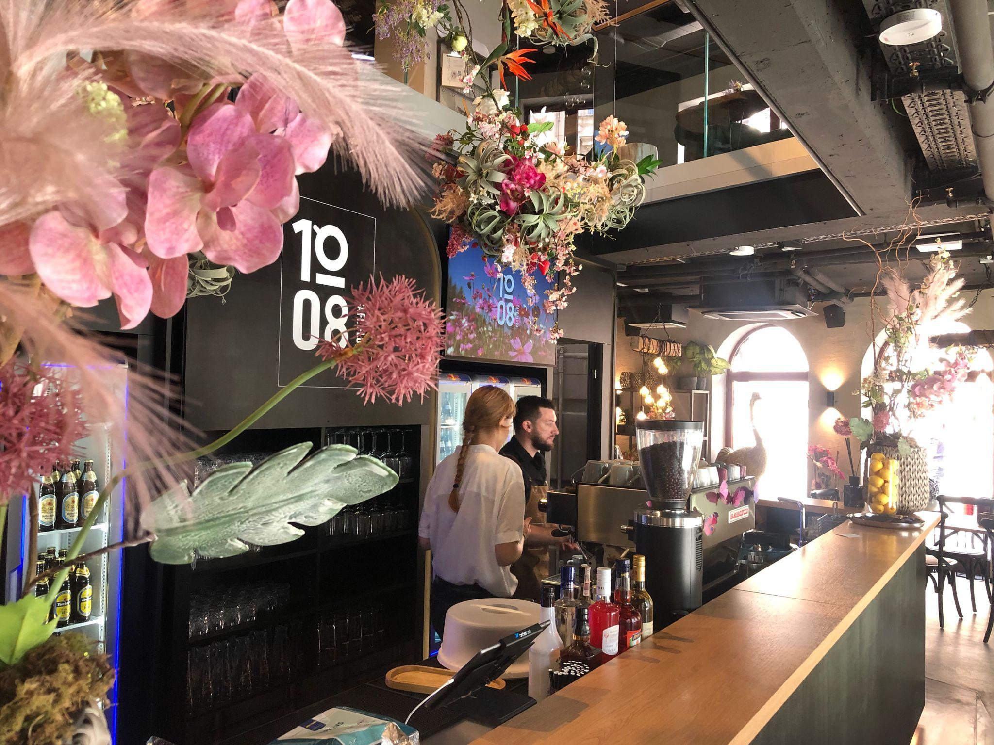 Vormittags ist das "108 Flora" ein Café, nachmittags ein Restaurant.