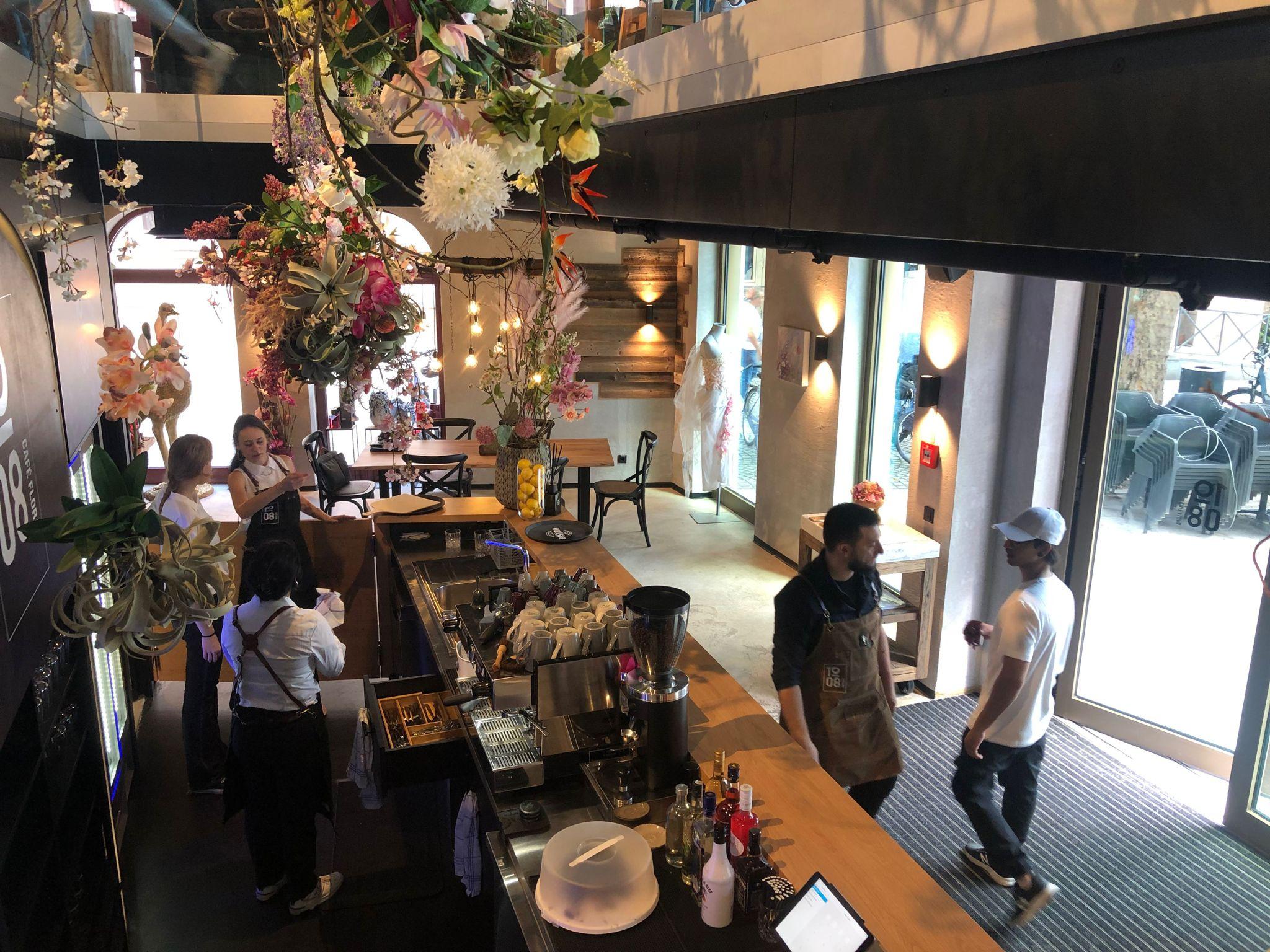 Das Café liegt am Theatervorplatz direkt neben der vor kurzem eröffneten Restaurant "Kokono".