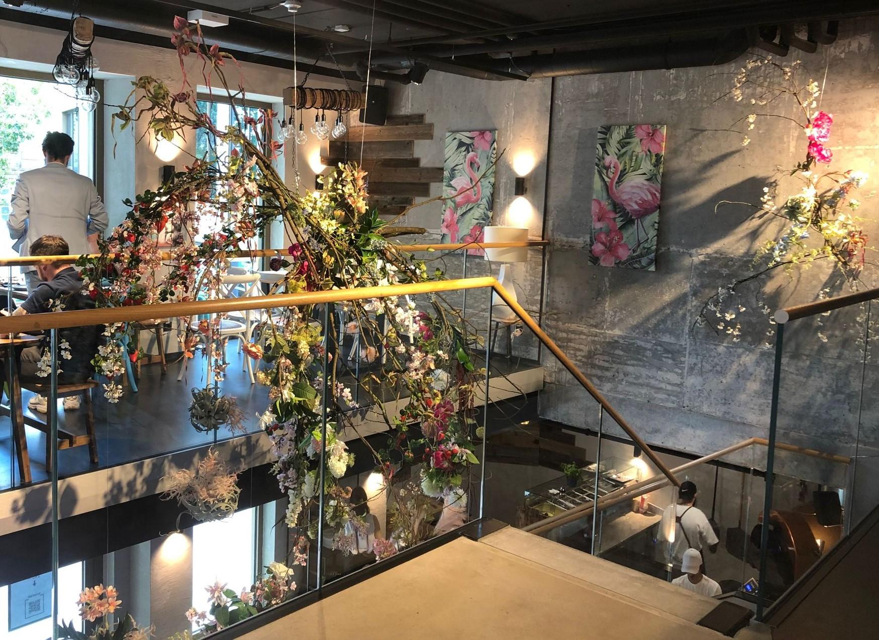 Der Laden erstreckt sich über zwei Ebenen, oben stehen weitere Tische, die Platz für 40 bis 50 Personen haben.