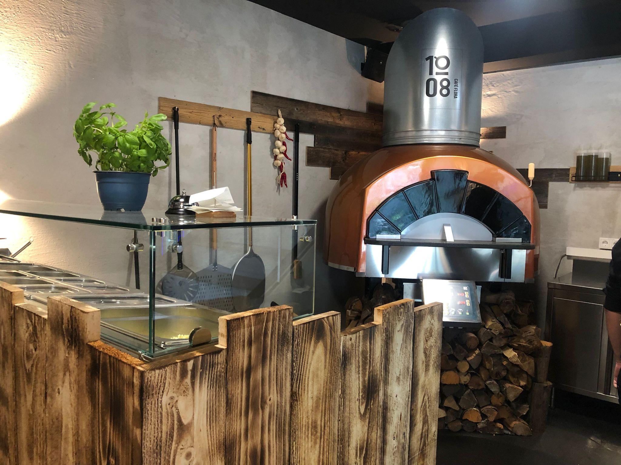 Die neapolitanische Pizza kommt frisch aus dem Ofen im Erdgeschoss.