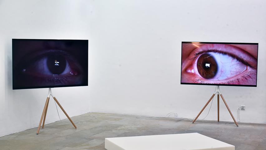 Hier schauen sich die Augen von Anna K.E. und Florian Meisenberg an. Hier schauen sich die Augen von Anna K.E. und Florian Meisenberg an.