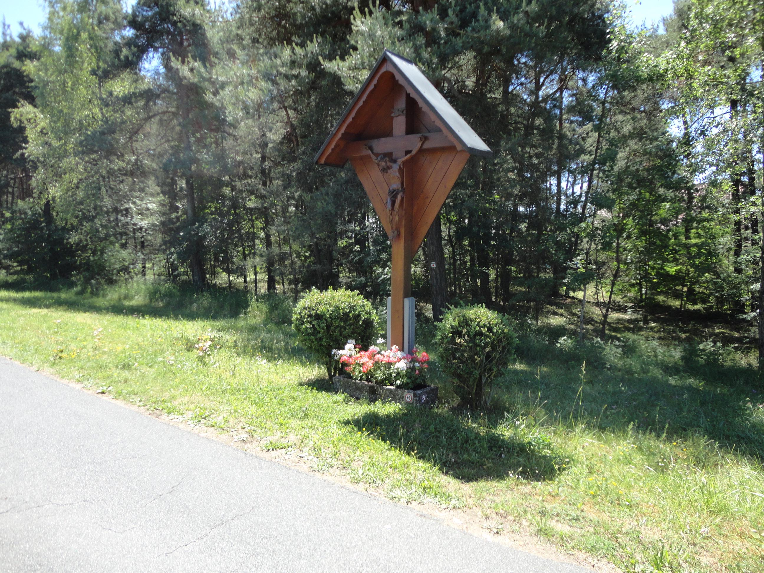 Eines der Feldkreuze, denen der Wanderer am Marterlweg begegnet.