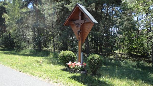 Eines der Feldkreuze, denen der Wanderer am Marterlweg begegnet.