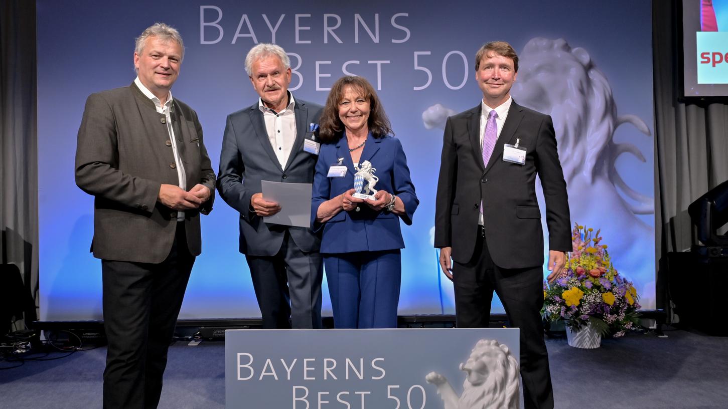 Staatssekretär Roland Weigert überreicht den bayerischen Löwen an Wolfgang Krüger und Dagmar Krüger-Steindorf. Rechts Marcus von Goldacker von Mazars München, einer großen Beratungs- und Wirtschaftsprüfungsgesellschaft. Staatssekretär Roland Weigert überreicht den bayerischen Löwen an Wolfgang Krüger und Dagmar Krüger-Steindorf. Rechts Marcus von Goldacker von Mazars München, einer großen Beratungs- und Wirtschaftsprüfungsgesellschaft.