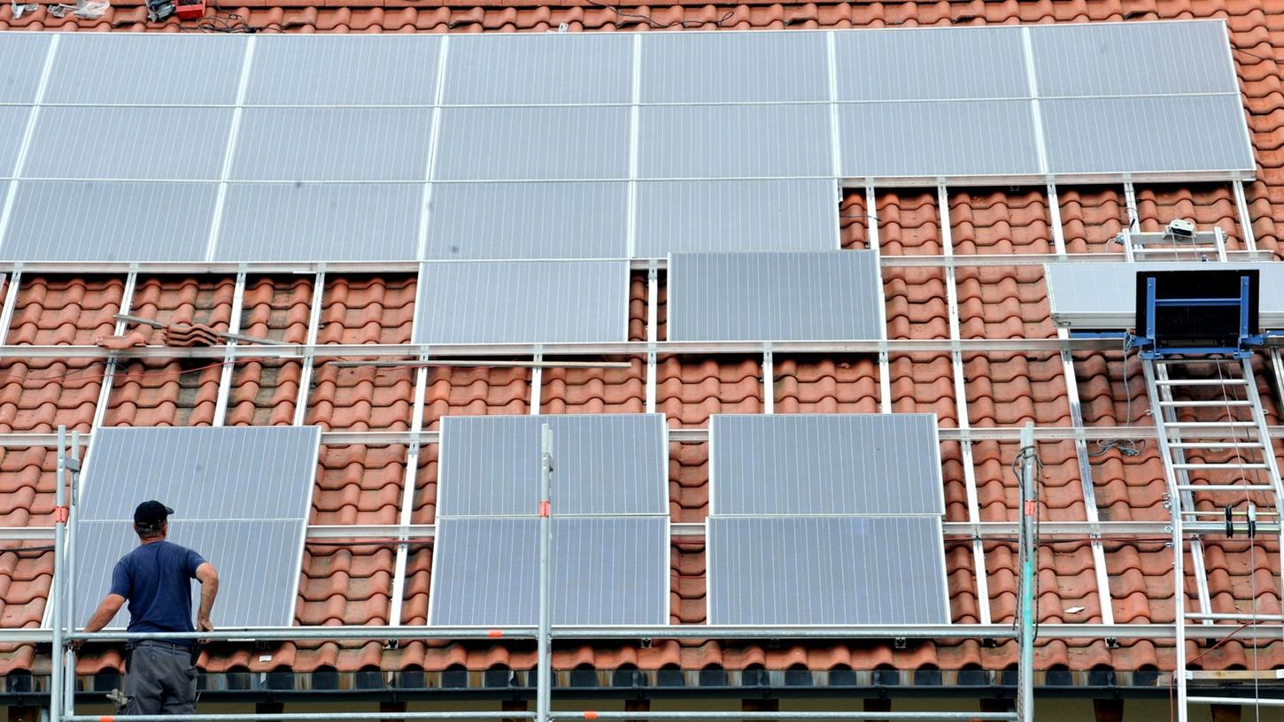 Die privaten Hausbesitzer sind wesentlich weiter als der Staat. Während zuhause der Ausbau der Solarkraft boomt, rührt sich auf den Behördendächern nur wenig. Die privaten Hausbesitzer sind wesentlich weiter als der Staat. Während zuhause der Ausbau der Solarkraft boomt, rührt sich auf den Behördendächern nur wenig.