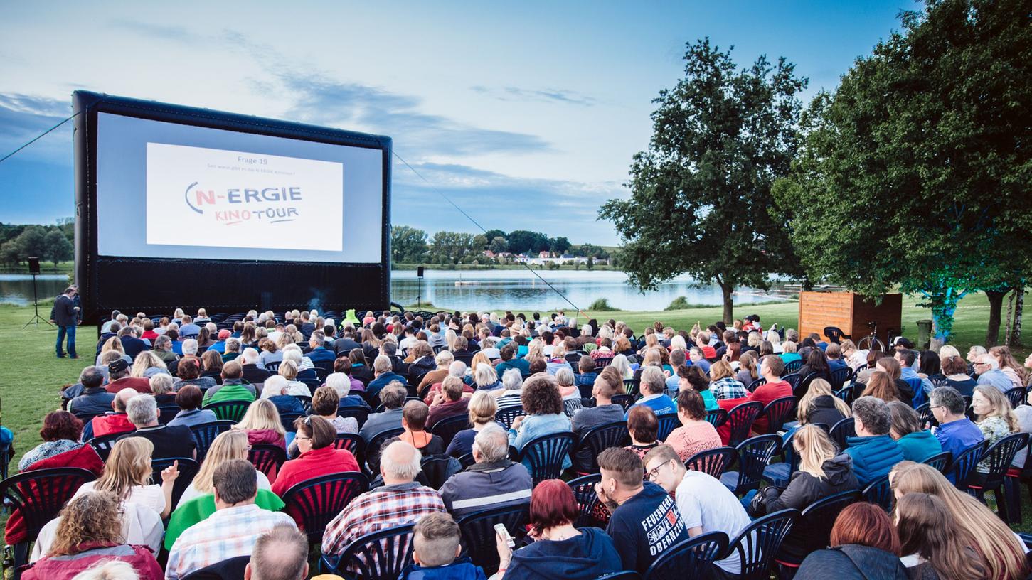 Großes Kino unter freiem Himmel für kleines Geld und einen guten Zweck: Vom 22. August bis zum 8. September 2019 ist die N-ERGIE wieder mit ihrer Kinotour in der Region unterwegs. Großes Kino unter freiem Himmel für kleines Geld und einen guten Zweck: Vom 22. August bis zum 8. September 2019 ist die N-ERGIE wieder mit ihrer Kinotour in der Region unterwegs.
