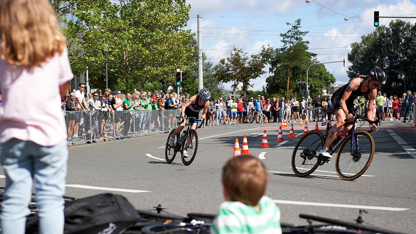 Das wird spannend: Die Triathleten rasen am Sonntag durch die Nürnberger Innenstadt. Das wird spannend: Die Triathleten rasen am Sonntag durch die Nürnberger Innenstadt.