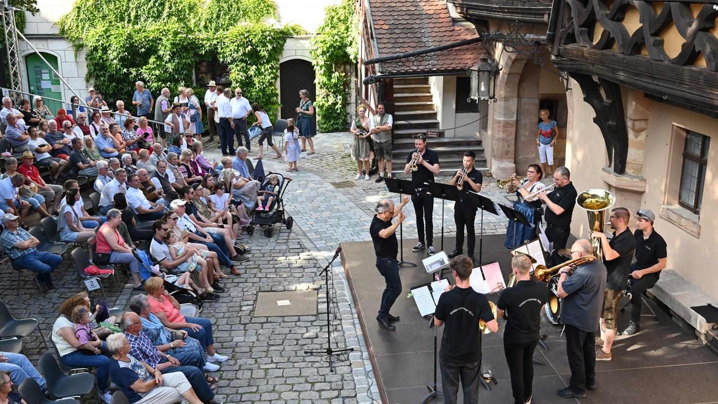 Mit dem Standkonzert des Stadtorchesters im Hof des Schlosses Ratibor hat am Freitag, 11. August, die Rother Kirchweih begonnen.