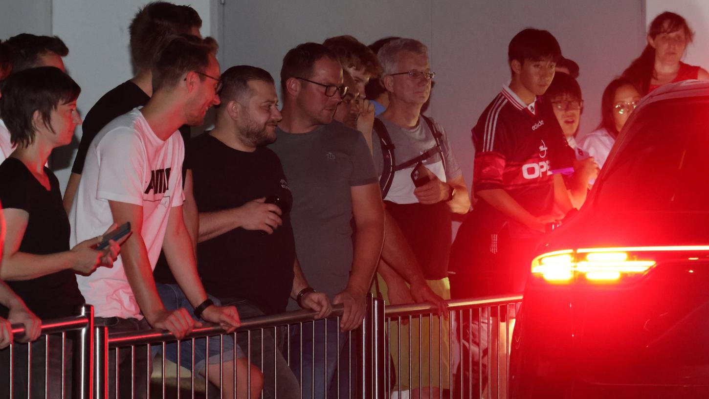 Fans des FC Bayern München warten am Vereinsgelände an der Säbener Straße auf die Ankunft von Harry Kane.