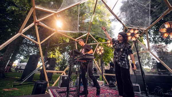 Das Electro-Duo Apanorama trat auf der Bühne im Burggarten auf.