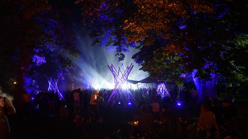 Neben dem Festival verwandelt sich nämlich auch der Burggarten an der Stadtmauer am Abend in einen Dancefloor - und das ganz kostenlos.