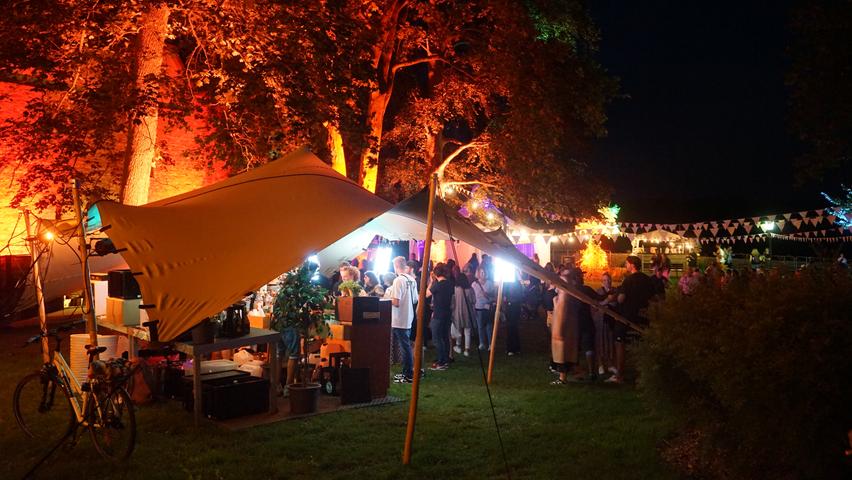 Die Festival-Veranstalter stellen hier Zelte und Boxen auf, von denen auch die Menschen profitieren, die kein Ticket haben. Bis 23 Uhr darf im Burggarten gefeiert werden.
