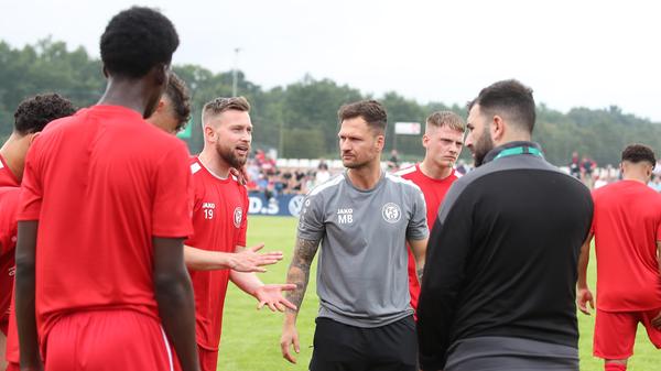 … muss erstmal länger als geplant gewartet werden. Das Spiel wird erst 15.45 Uhr angepfiffen. Der Grund: Zahlreise Fans aus Nürnberg hatten es nicht pünktlich geschafft. Ferienzeit auf den Straßen eben. Deswegen entschied der DFB gemeinsam mit der Polizei, den Anstoß minimal nach hinten zu schieben. Dann aber…