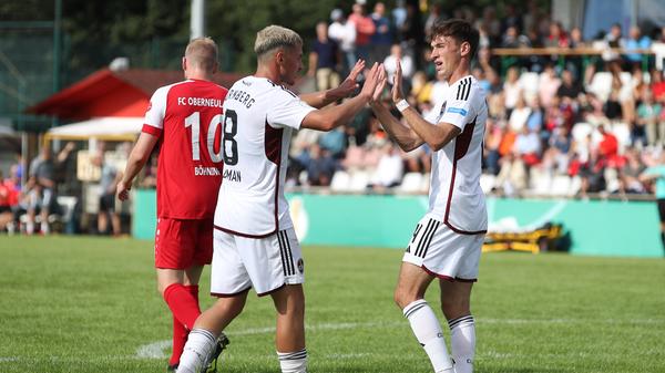 Nach dem Seitenwechsel nimmt der Club ein wenig das Fuß vom Gas. Mehr als verständlich – hat man doch in den kommenden Wochen in der Liga genug schwere Aufgaben vor der Brust. Körner zu verschenken gibt es auch an diesem Tag nicht. Bis das 0:7 aus Sicht der Hausherren fällt, vergehen deswegen knapp 20 Minuten. Dann aber macht Uzun (67.) seinen Dreierpack perfekt. Weil wie eingangs erwähnt…