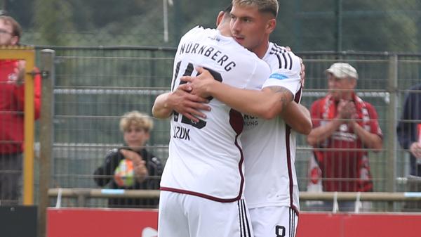 … Duman (24.) ein Herz, zieht mit Links vom Strafraumeck ab – und versenkt den Ball zum 5:0. Fünf weitere Minuten später tritt wieder Duman an. Diesmal Elfmeter. Lupfer in die Mitte. 6:0. Der erste Satz im Fußball-Tennis geht damit an den FCN. Das halbe Dutzend ist auch gleichzeitig der Pausenstand. Man soll niemals nie sagen, aber: Das Ding darf und wird der Club heute nicht mehr aus der Hand geben.