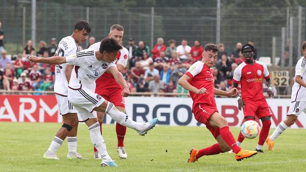 … später: Hayashi mit dem 3:0. Das Spiel scheint nach genau einer Viertelstunde bereits entschieden. Weitere vier Minuten später, in der 19. Minute, köpft Gürleyen dann zum 4:0 ein. Die Hausherren, sie werden hier richtig überrollt von Nürnbergs Herz- und Schmerzverein. Dann fasst sich…