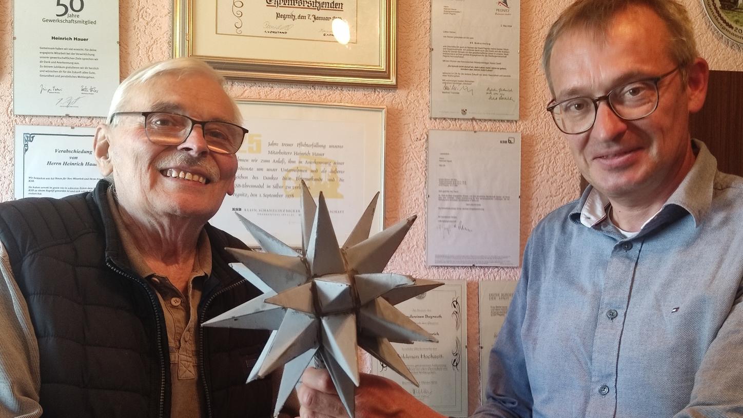 Heinrich Hauer (l.) erhielt aus der Hand von Stefan Zimmermann, dem Geschäftsführer der SIG-Baugesellschaft aus Hersbruck, den Stern vom Dach als letztes Relikt der abgerissenen Glückauf-Gaststätte. Heinrich Hauer (l.) erhielt aus der Hand von Stefan Zimmermann, dem Geschäftsführer der SIG-Baugesellschaft aus Hersbruck, den Stern vom Dach als letztes Relikt der abgerissenen Glückauf-Gaststätte.