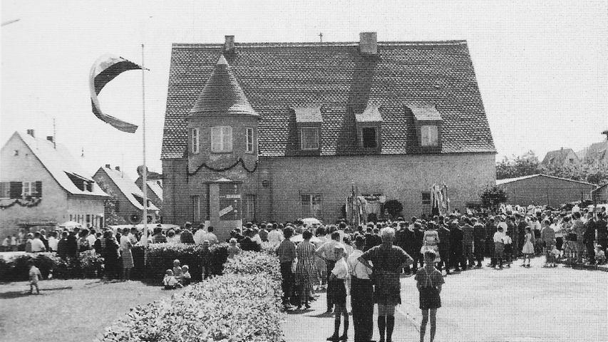 Die Glückauf-Gaststätte stand bei der 25-Jahr-Feier der Siedlergemeinschaft im Mittelpunkt der Veranstaltungen. Die Glückauf-Gaststätte stand bei der 25-Jahr-Feier der Siedlergemeinschaft im Mittelpunkt der Veranstaltungen.