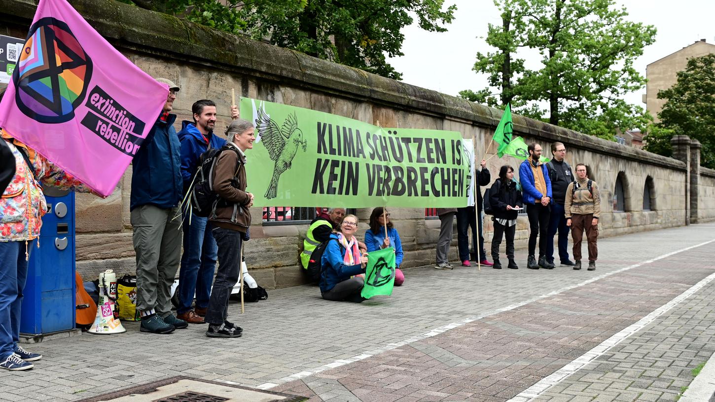 Wie bereits vor einer Woche wollen Klimaschützer am Montag vor dem Justizpalast demonstrieren. Wie bereits vor einer Woche wollen Klimaschützer am Montag vor dem Justizpalast demonstrieren.