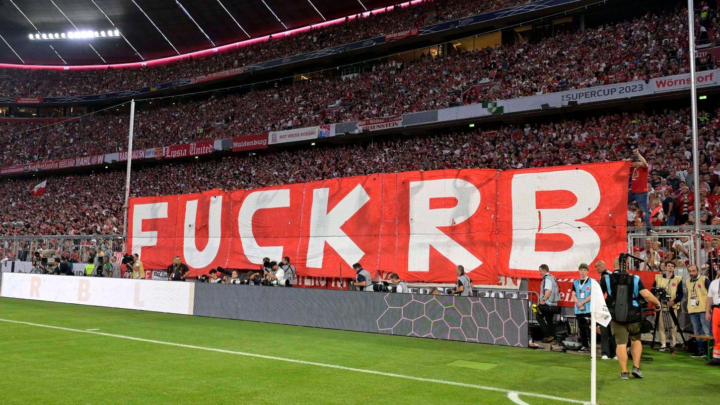 In der Südkurve hingen Bayern-Fans ein Plakat mit der Aufschrift "Fuck RB" auf.