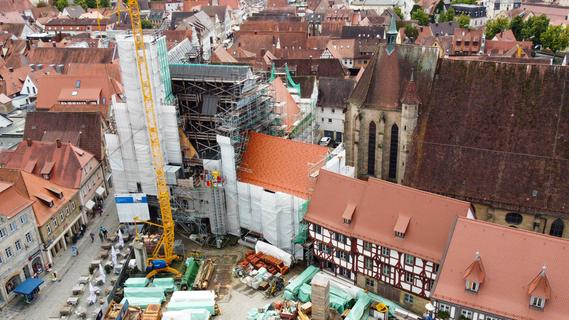 Sanierung: Dächer auf dem Rathaus in Forchheim strahlen neu und in Biberschwanz-Glanz