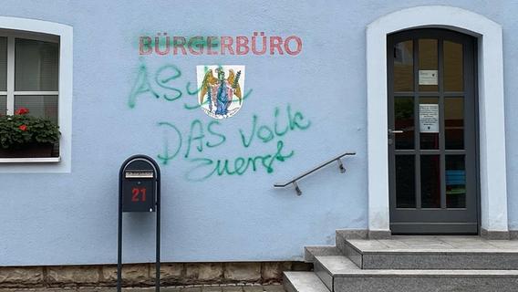 "Bedauerlich und beschämend": Rechte Schmierereien am Bürgerbüro in Heiligenstadt aufgetaucht