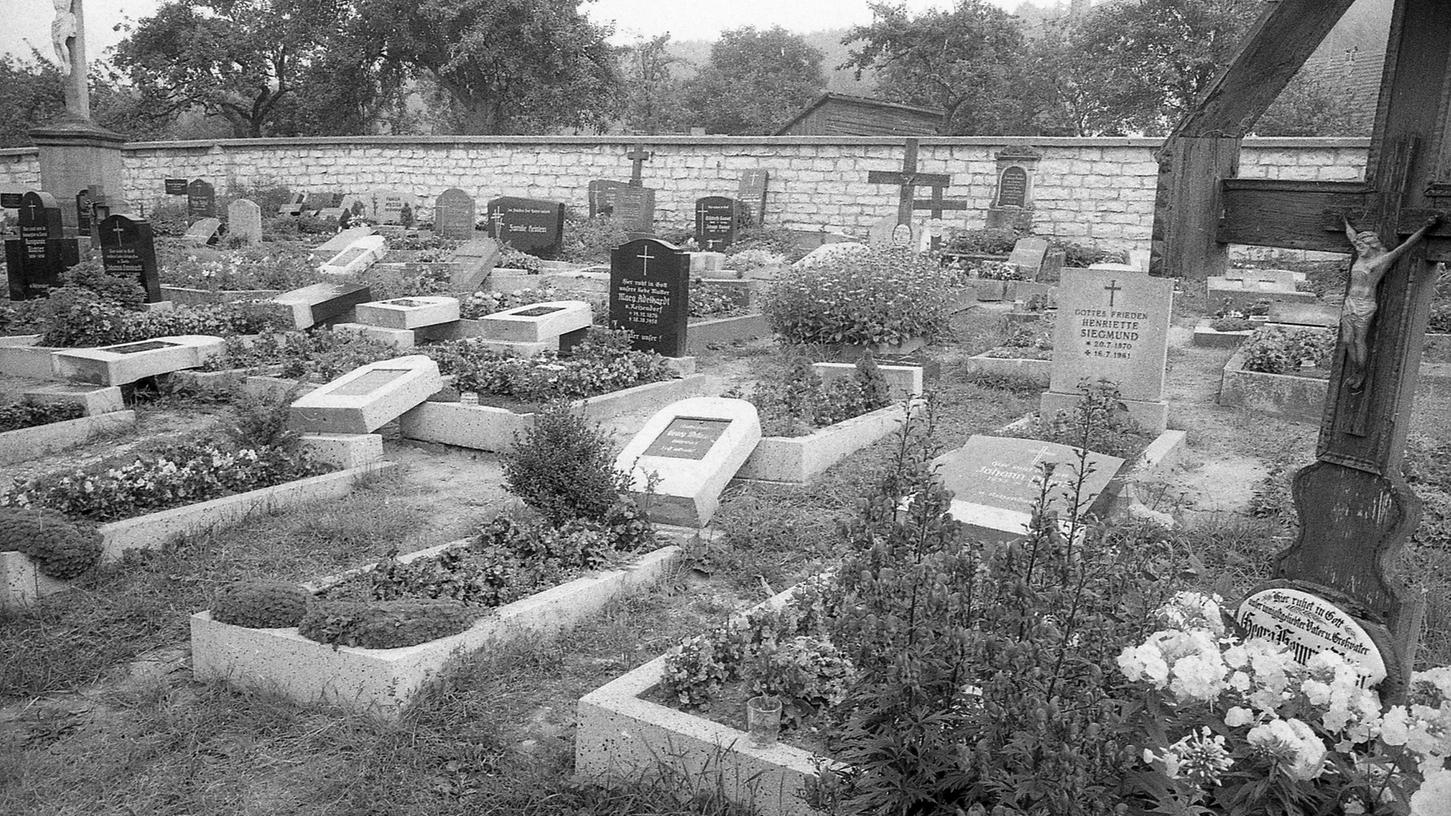 Nicht weniger als 125 Grabsteine hat der Kirchenpfleger und Altbürgermeister Johann Distler vor 50 Jahren auf dem Friedhof in Volsbach umgelegt.