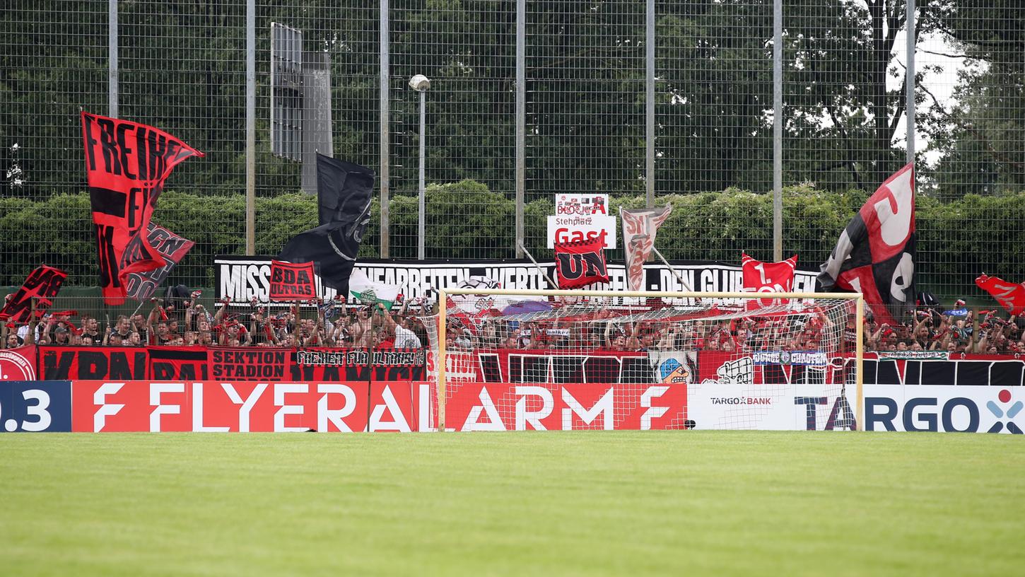 Randale im Gäste-Bereich: Einige Club-Fans benahmen sich in Oberneuland daneben.