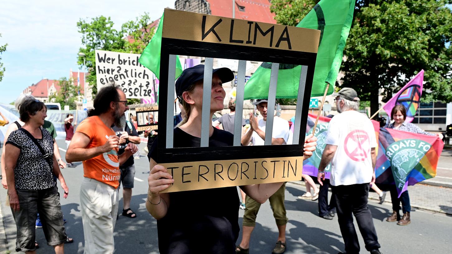 Friedlicher Protest auf der Fürther Straße: Klimaaktivistinnen demonstrierten am Montag in Nürnberg. Friedlicher Protest auf der Fürther Straße: Klimaaktivistinnen demonstrierten am Montag in Nürnberg.