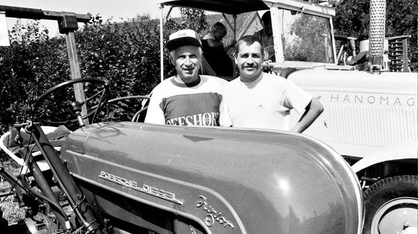 Der „Porsche-Diesel-Junior“ gehört zu den Prunkstücken in der Sammlung von Willi (links) und Jürgen Endner aus Gunzenhausen. Zu einem Mekka für Liebhaber alter Autos, Motorräder, Lastkraftwagen und Schlepper hat sich die Ortschaft Eichenberg entwickelt. So auch beim "3. Oldtimer-Treffen im Fränkischen Seenland", das der Motorsportclub (MS) Eichenberg in Verbindung mit der Eichenberger Bergkirchweih im Garten von Richard Keim ausrichtet.