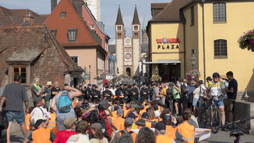 Aufgrund einer sich fortbewegenden Versammlung, warnt die Polizei Unterfranken vor Verkehrsbehinderungen in der Würzburger Innenstadt im Bereich des Mains.