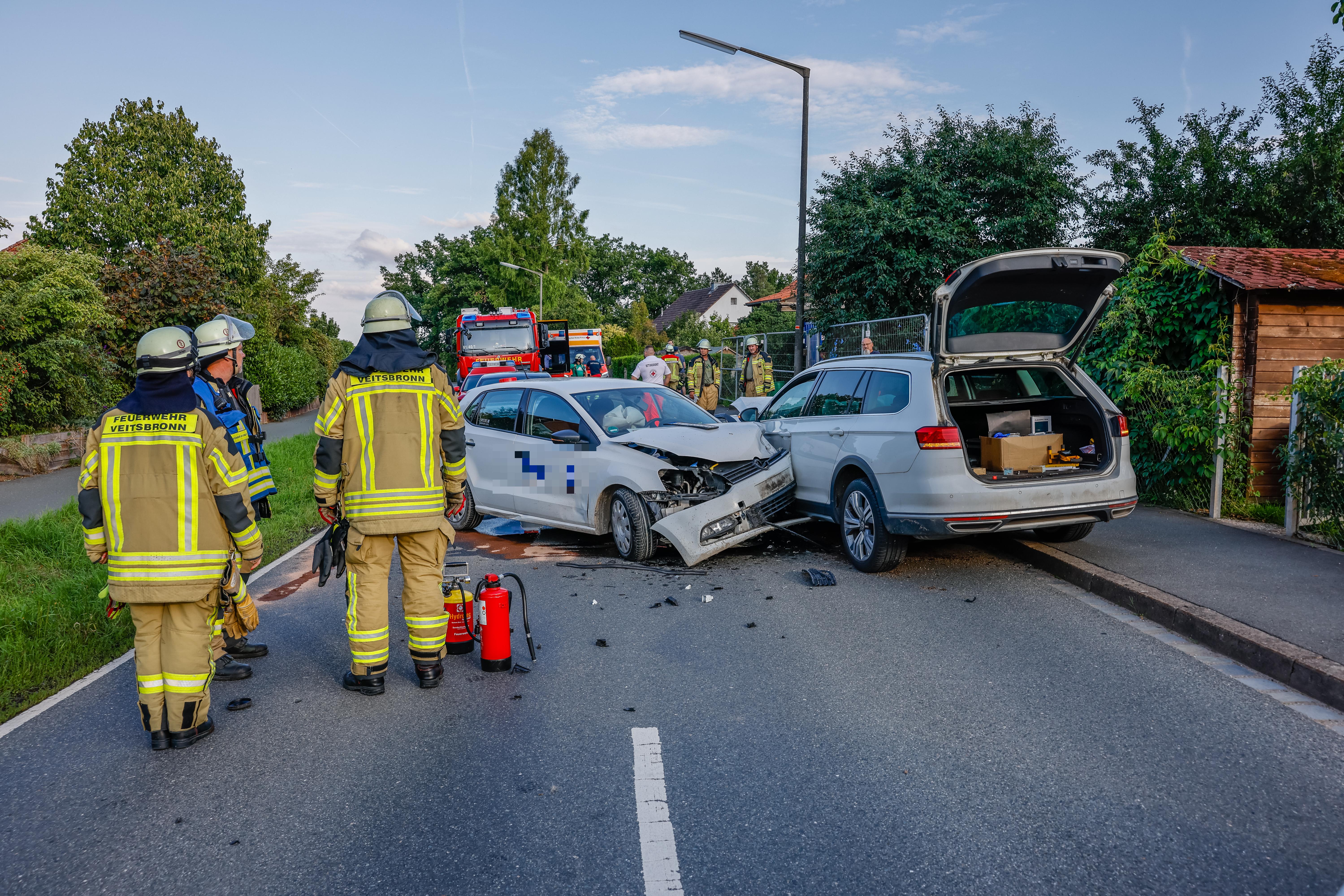 Betrunkener Polofahrer fährt in den Gegenverkehr und kracht in Passat