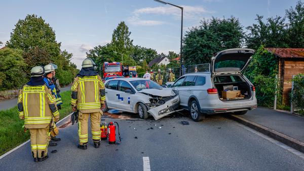 Betrunkener Polofahrer fährt in den Gegenverkehr und kracht in Passat