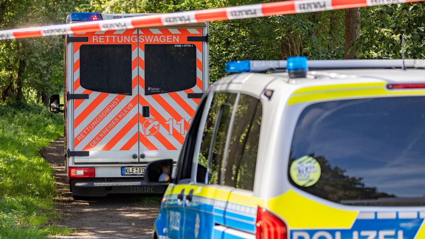 Ein Bauer hat die Vermisste an einem Feldweg in der Nähe der Autobahn 3 in Emmerich tot gefunden. Ein Bauer hat die Vermisste an einem Feldweg in der Nähe der Autobahn 3 in Emmerich tot gefunden.