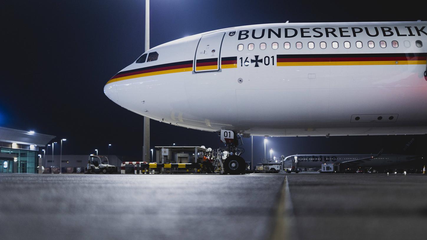 Das Regierungsflugzeug A340 steht auf dem Flughafen nach erneuter Rueckkehr nach Abu Dhabi. Die deutsche Außenministerin wird nun doch nicht in die Pazifik-Region reisen.