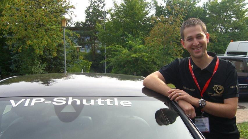 Die Woche vor dem Triathlon markiert sich Andreas Hohensinn jedes Jahr im Kalender: Dann übernachtet der 30-jährige Polizeibeamte aus der Nähe von Salzburg in Roth, um das Triathlon-Gefühl im Landkreis zu schnuppern. Am Wettkampftag fährt er seit 2008 den VIP-Shuttle mit Sponsoren zu neuralgischen Punkten an der Wettkampfstrecke. Seine Frau hilft bei den Dopingkontrollen, deshalb hat er ohne vorher jemals bei einem Challenge Roth zugeschaut zu haben sofort zugesagt, als Fahrer einzuspringen: „Inzwischen hat mich der Virus infiziert.“ Mit den VIPs – in den beiden vergangenen Jahren war dies jeweils dieselbe Familie mit Kindern eines Sponsors – fährt Hohensinn vom Schwimmstart unter anderem zum Solarer Berg. „Ich bringe dann den Kindern auch schon mal was zu trinken“, erzählt der Österreicher. „Das wird aber von niemandem eingefordert.“