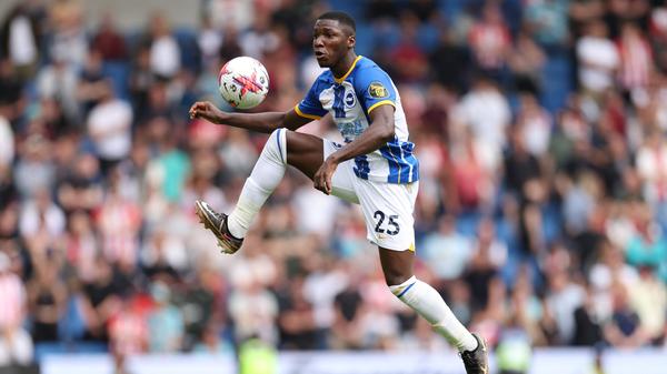 ...den von Moises Caicedo. Der erst 21-Jährige wurde im Sommer 2023 zum Rekord-Transfer der Premier League. Obwohl seine Sockelablöse "nur" bei 116 Millionen Euro liegt, überweist der FC Chelsea inklusive Boni 133 Millionen Euro für den jungen Kolumbianer. Der war maßgeblich an der Erfolgsgeschichte von Außenseiter Brighton & Hove Albion in der Premier-League-Saison 2022/2023 beteiligt: Erstmals konnte sich der Verein aus Südengland für das internationale Geschäft qualifizieren, auch dank der herausragenden Leistungen des kolumbianischen Mittelfeld-Juwels. Bei Chelsea soll sich Caicedo im defensiven Mittelfeld prächtig weiterentwickeln.