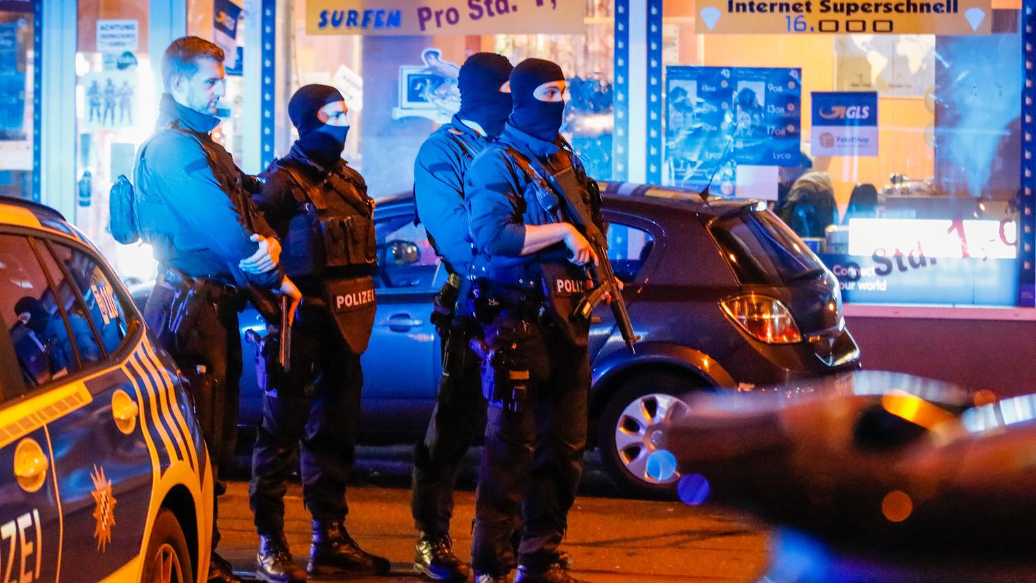 Polizeieinsatz im Oktober 2022 in der Südstadt: Ein Mann hatte auf zwei Menschen geschossen, ein Opfer starb. Nun wurde Anklage erhoben. 