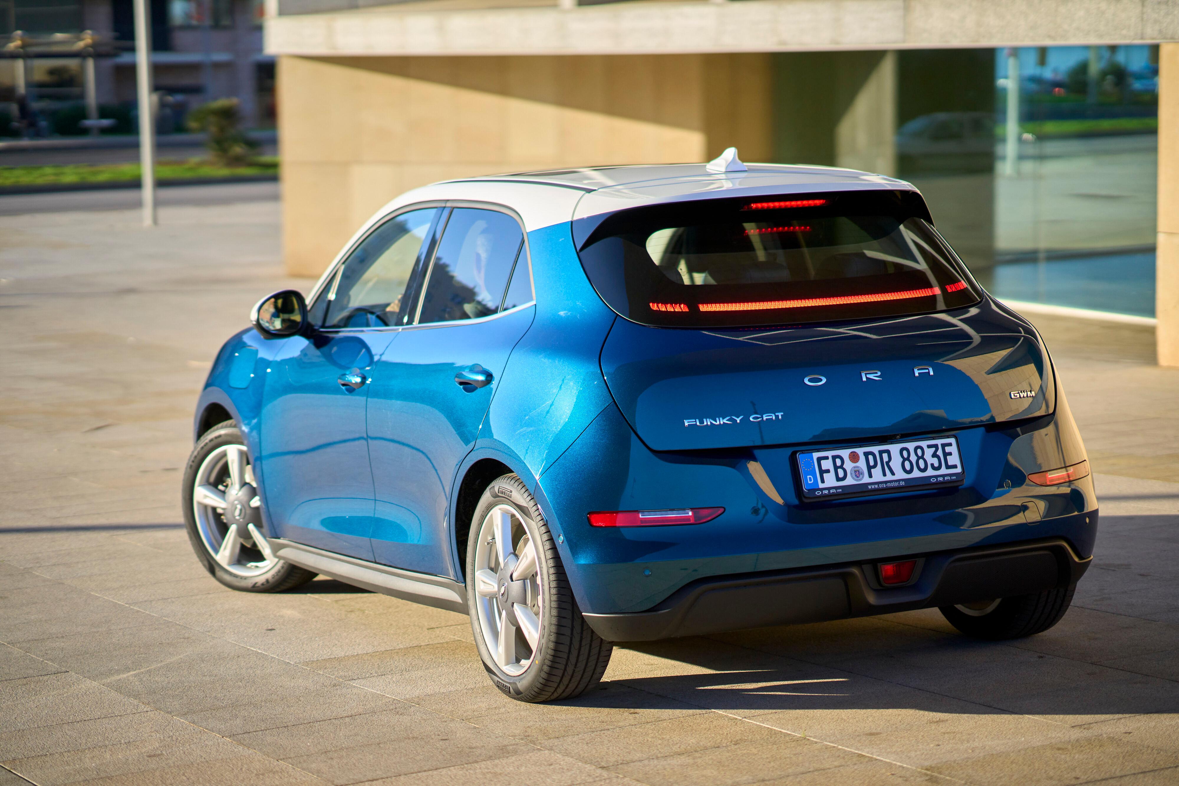 Die roten Leuchten der Lichtleiste unterhalb der Heckscheibe setzen sich zur Begrüßung in eine "laufende" Bewegung.