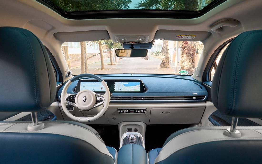 Das Interieur zeigt ein geschmackvolles Arrangement aus schönen, nicht schreienden Farben, veganem Leder und einem weiß hinterleuchteten, 10,25 Zoll großen Dual-Screen.