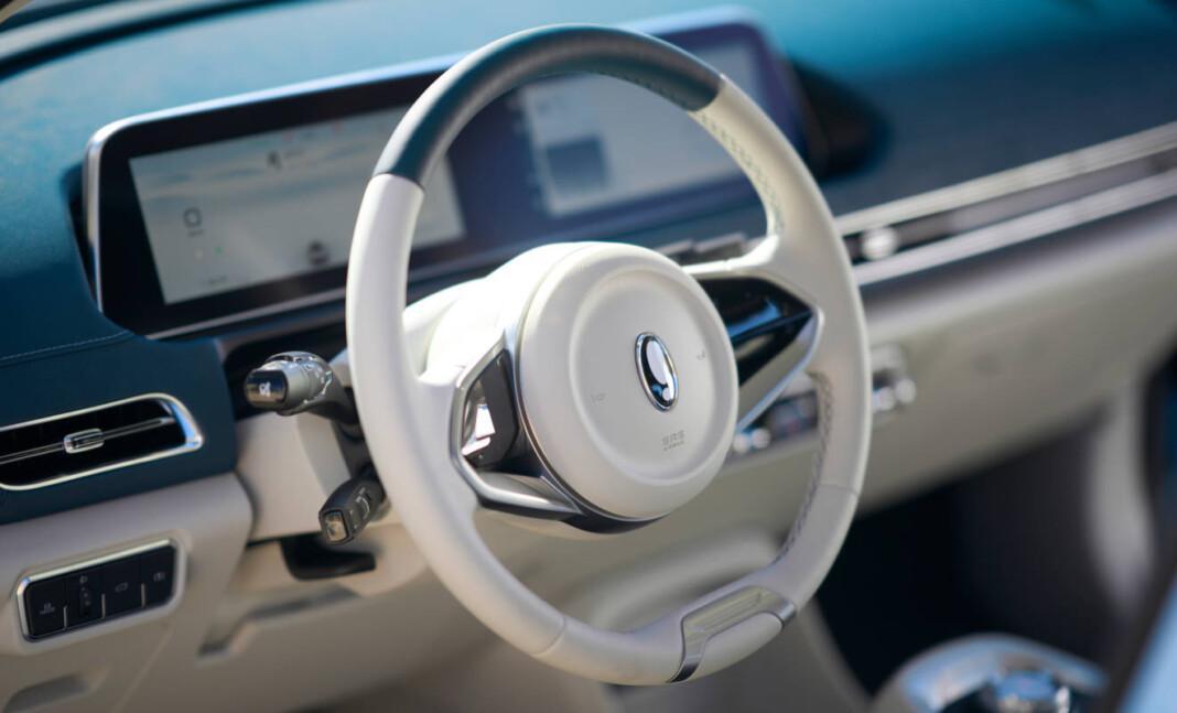 Das große Lenkrad liegt gut zur Hand, mittig trägt es das Ora-Logo, ein Ausrufezeichen.