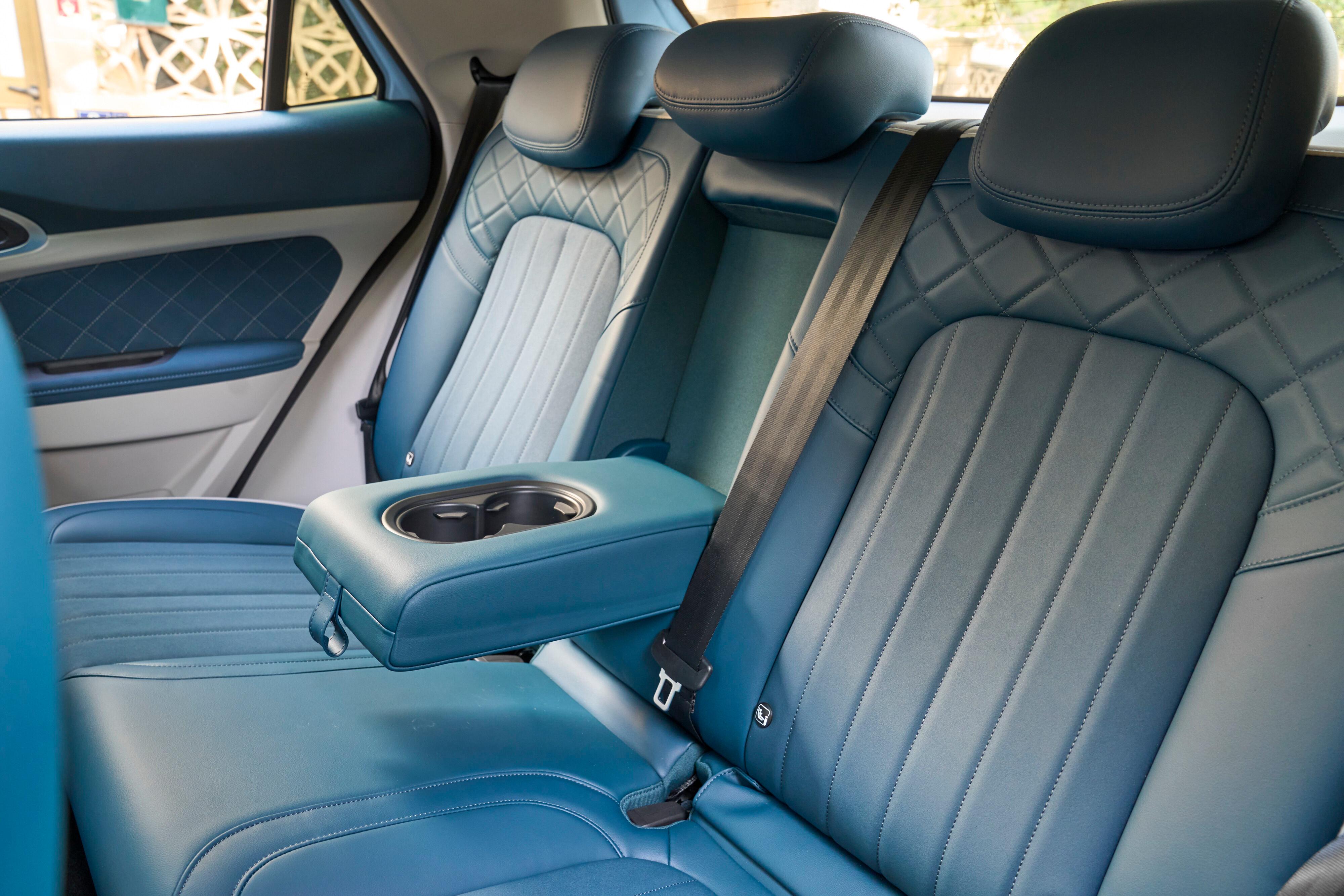 Auch im Fond geht es geräumig zu.