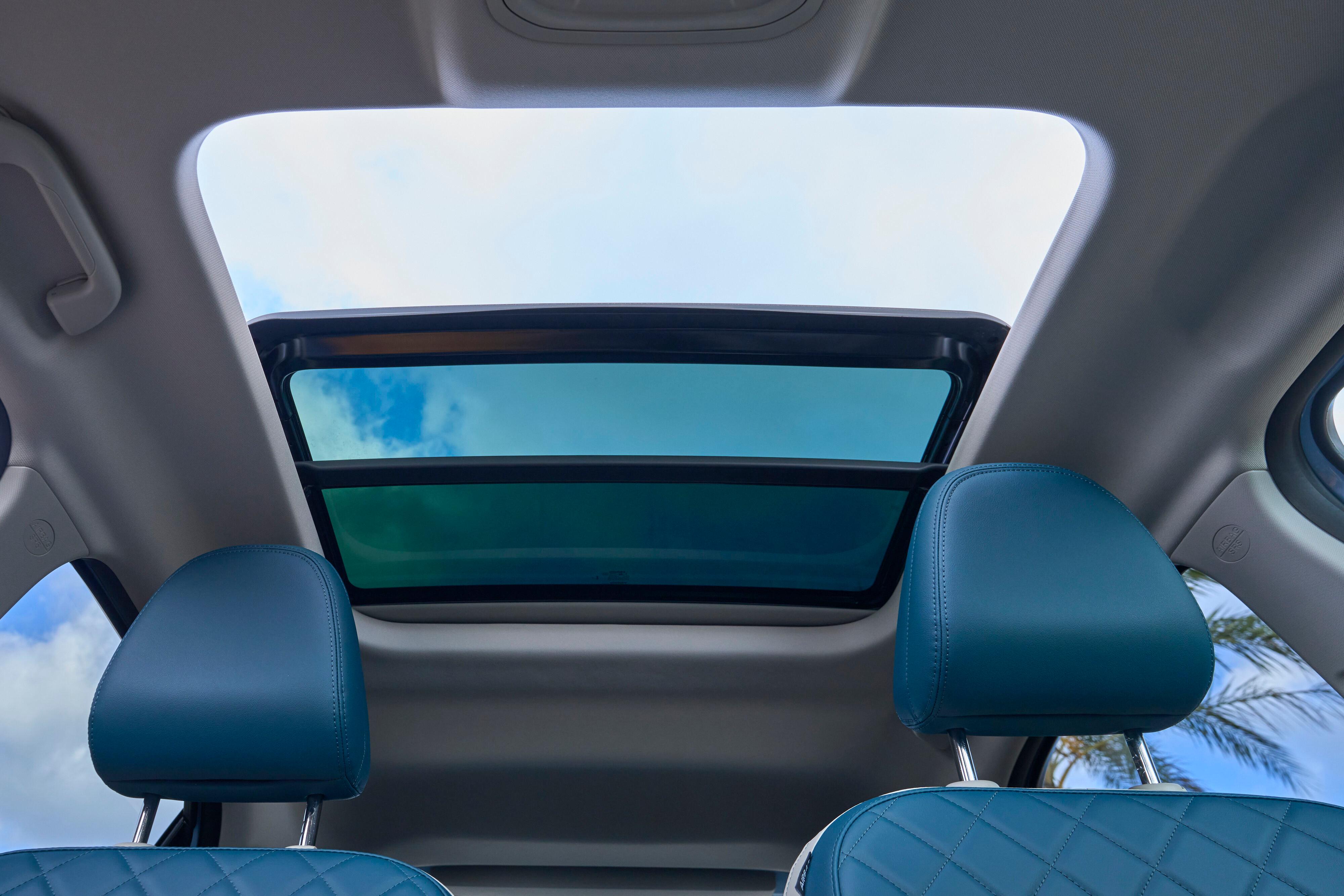 Ab der Modellvariante "400 Pro+" ist serienmäßig ein Panorama-Glasschiebedach an Bord.