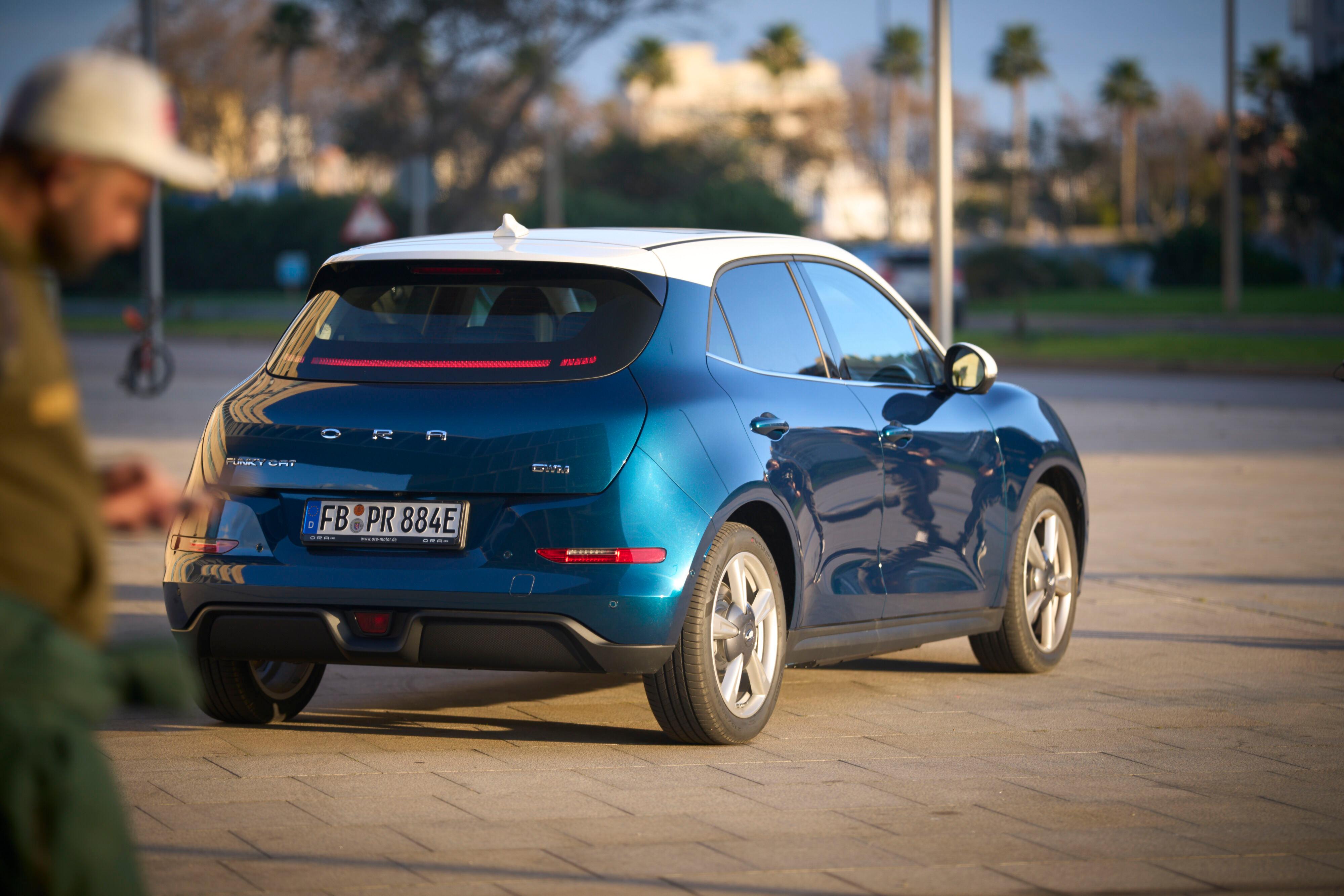 An der Wallbox oder herkömmlichen AC-Ladesäule lädt der Funky Cat dreiphasig und mit bis zu 11 kW, an der DC-Schnellladestation mit maximal 67 kW.